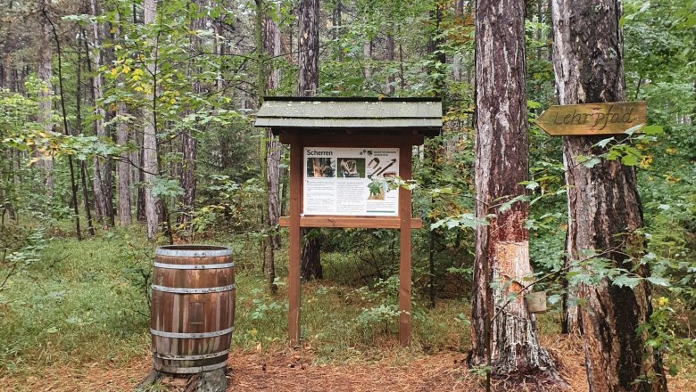 Pecherlehrpfad Hernstein_ Schild "Scheren", © Wienerwald Tourismus GmbH