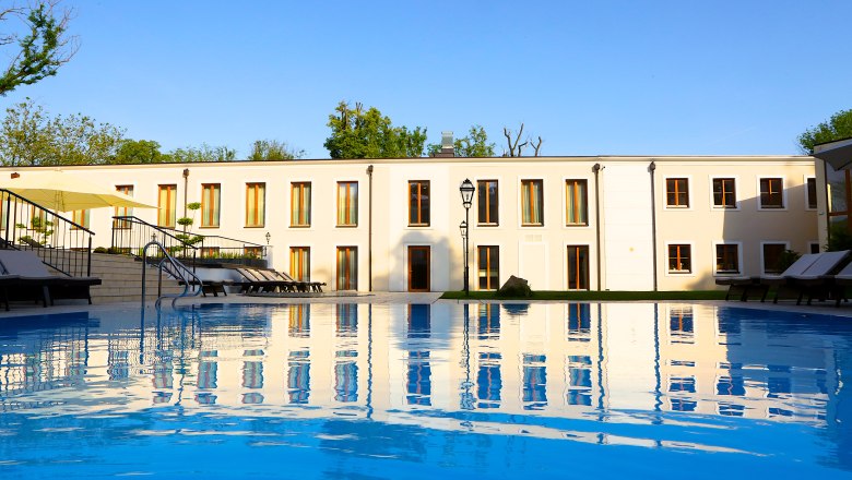 beheizter In- und Outdoorpool, © Schlosspark/mesonic