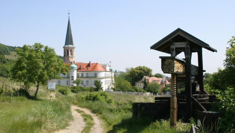 Das Schloss befindet sich mitten in den Weingärten von Gumpoldskirchen, © Deutsch-Ordenshaus Gumpoldskirchen