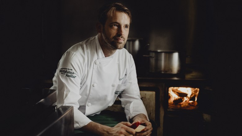 Herbert Bonka`s Schweinsbraten kommt aus dem 100-jährigen Holzofen, © Niederösterreich Werbung/Sophie Menegaldo