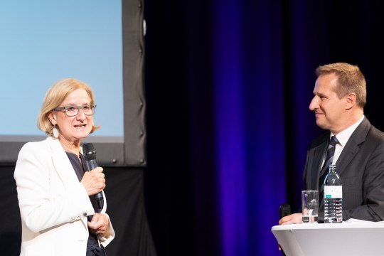 Johanna Mikl-Leitner im Gespräch mit Moderator Markus Pohanka, © Urheber René Brunhölzl