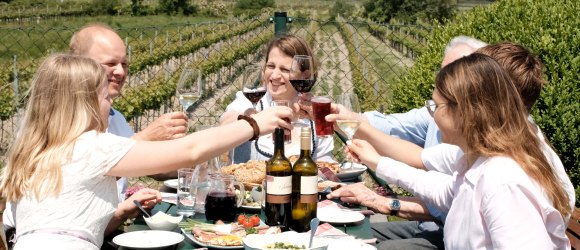 Familie Schlager im Garten beim Familientisch, © Wienerwald Tourismus GmbH/Kerstin Semmelmeyer