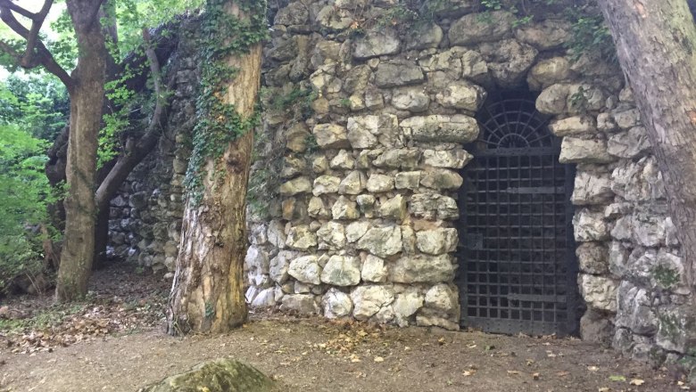 Inmitten des Schlossparks befindet sich der sagenumwobene Tempel der Nacht, einer großteils als unterirdisches Labyrinth angelegten und weltweit einigartigen Gartengrotte. Zudem wird vermutet, dass hier die Ur-Ur-Aufführung der Zauberflöte stattgfunden hat... Gerne können Sie an einer Führung durch die mystischen Gänge teilnehmen., © Schloss Schönau Management KG