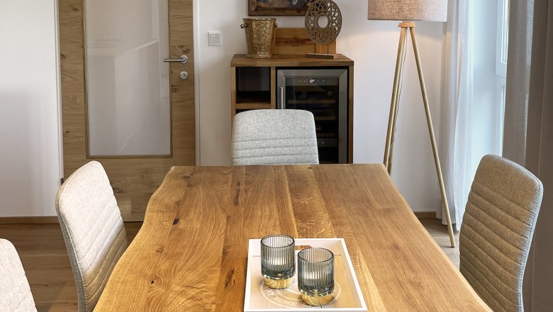 Dining table and wine cooler, © Kay Haderer