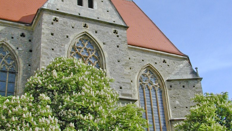 Kastanienblüte vor St. Othmar, © STG Mödling (Bernhard Garaus)