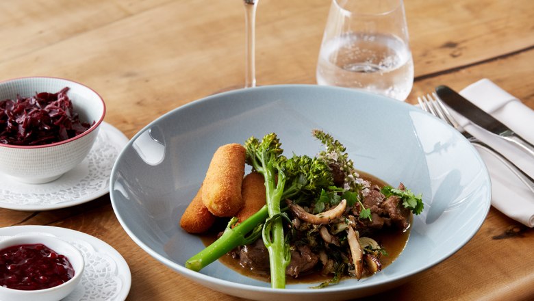 Rehragout mit Erdäpfelcroquetten, wilder Brokkoli, Rotkraut, © Weinland Thermenregion/Daniel Nuderscher