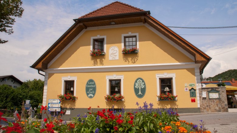 Aussenansicht mit Blumen, © Landgasthof zur Linde