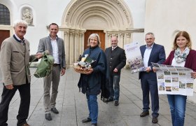 Vor der Basilika Mariazell im Wienerwald, © Wienerwald Tourismus