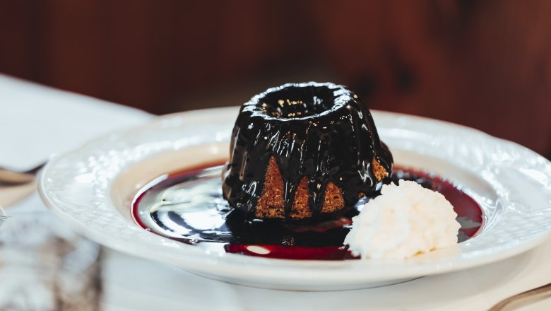 „Gugginger“ mit Schokoladesauce und Schlagobers, © Niederösterreich Werbung/David Schreiber