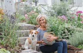 Schaugärtnerin Christine freut sich auf BesucherInnen., © Eva Lekey Fotografie