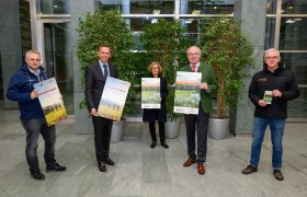 Christoph Vielhaber (GF Wienerwald Tourismus), LR Jochen Danninger, Mag. Manuela Zinöcker (Biosphärenpark-Botschafterin), Landeshauptfrau-Stv. Stephan Pernkopf und Andreas Weiß (Direktor Biosphärenpark Wienerwald), © NLK Burchhart