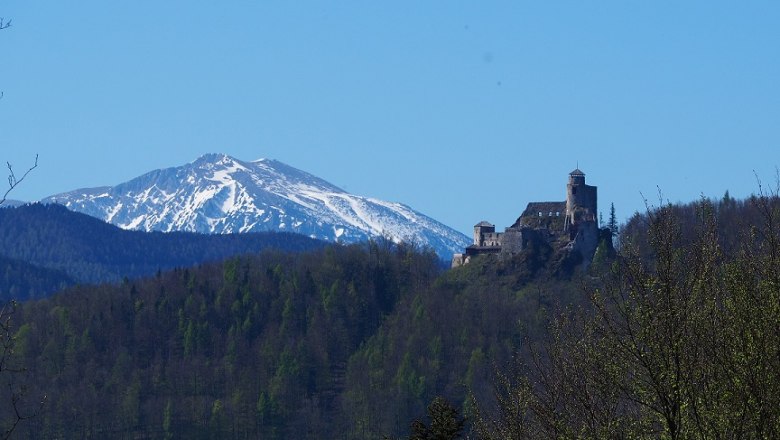 Blick auf die Araburg und den Schneeberg im Frühling, © Kaumberg/Radinger Doris