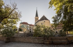 Kirche mit Teich, © Marktgemeinde Gumpoldskirchen