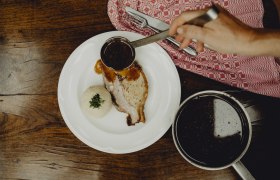 Gefüllter Kümmelbraten mit Erdäpfelknödel, © Niederösterreich Werbung/Rita Newman