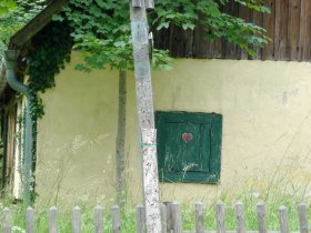 Idyllisches Häuschen als Wegweiser im Schaftersbach, © Karen Jesserer