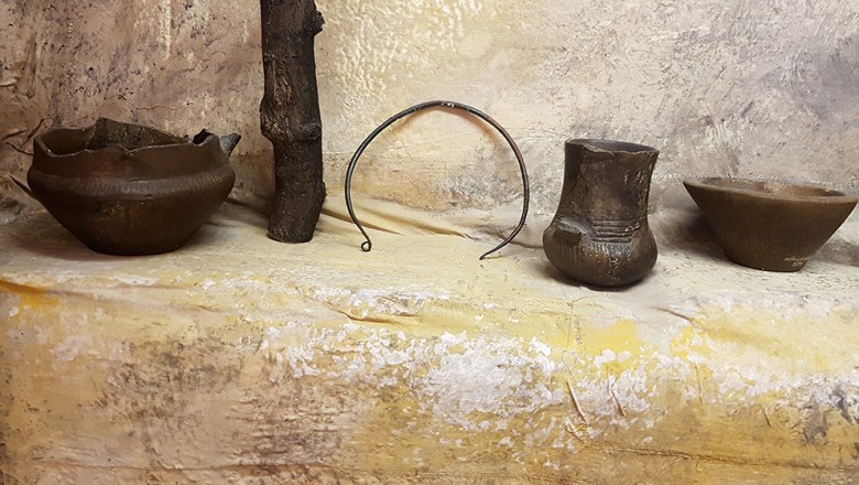 Copper choker and vessels of the Baden culture in the Rollettmuseum in Baden, © Rollettmuseum Baden