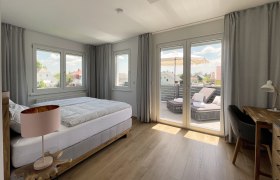 Bedroom 1 with a balcony, © Kay Haderer