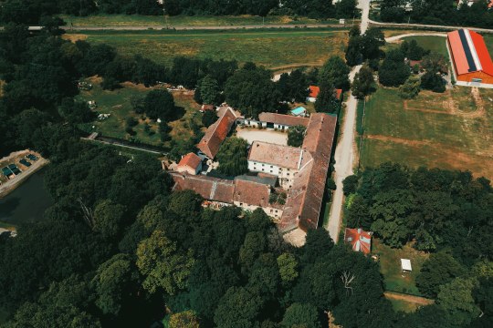 Kunstmühle Dornau und Mühlsteinstube von oben, © Putz &amp; Stingl