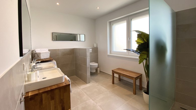 Bathroom with two sinks, © Kay Haderer